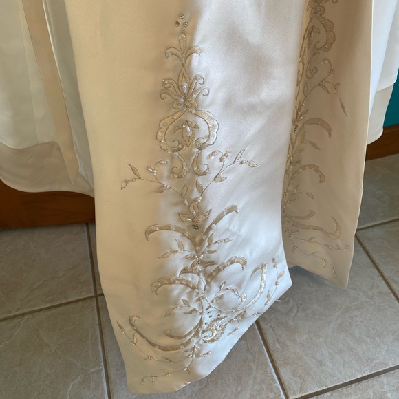 Strapless champagne colored wedding dress with matching veil and sash. - Picture 5 of 6